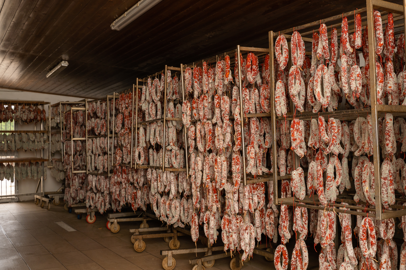 Stagionatura naturale dei salumi nelle celle del Salumificio San Giacomo
